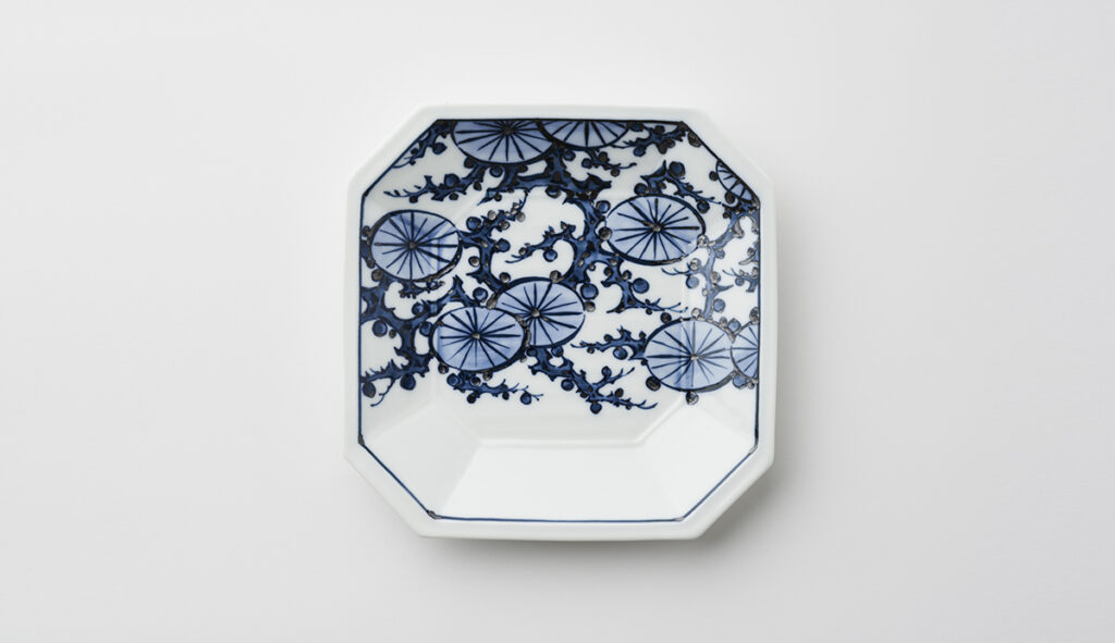 染付松絵八角盛皿