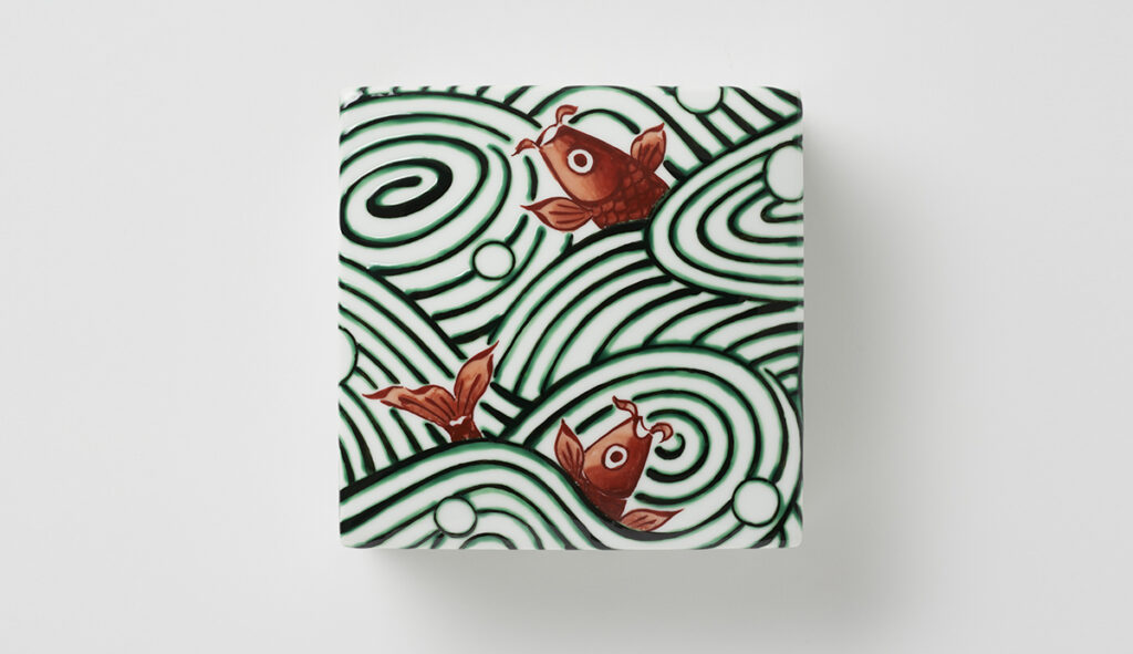 遊鯉紋陶箱（大）